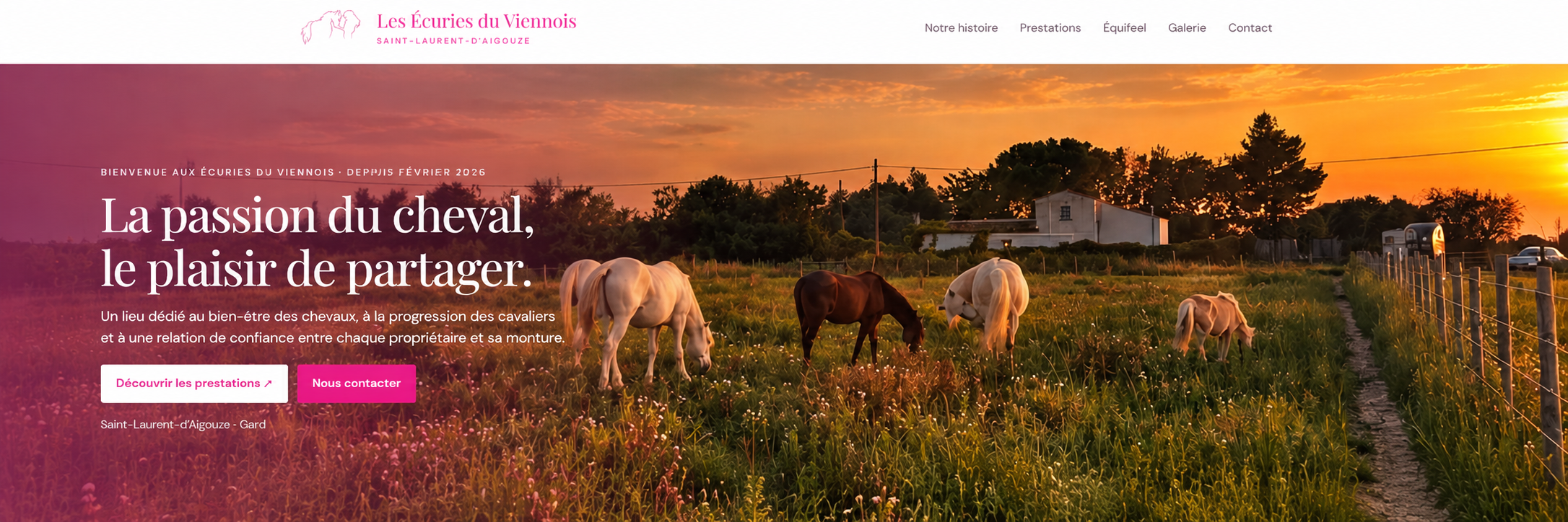 Les Écuries du Viennois : présentation sur fond de chevaux au coucher du soleil